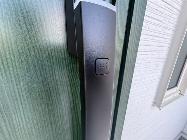 カードキーをかざすことで解錠が可能です。鍵を刺して回して・・・ではないんですね、最近の玄関は・・・