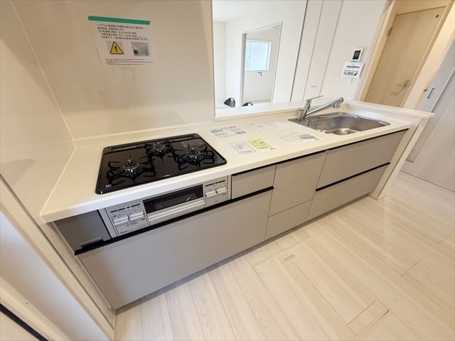 じーっとにらんでるとほら・・・ご主人様が居心地悪くなって手伝い始めましたよ。