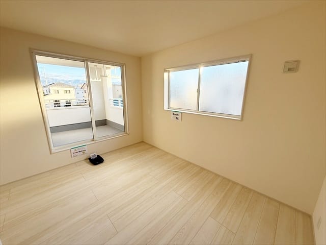 バルコニーに隣接していますので夫婦喧嘩をして頭を冷やしたい際にすぐに冷やすことが出来ます。(物理的に)