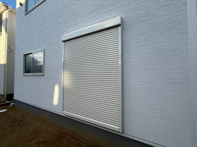 シャッター付き雨戸がありますので、台風直撃の翌日に「あれ、網戸がない!」という事態を防げます。(私川端、大学の頃に経験済み)