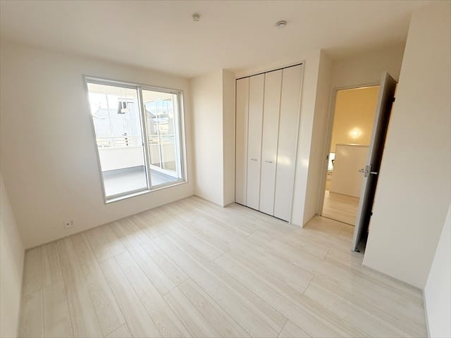 隣のお部屋は6.76帖の広さがございます。