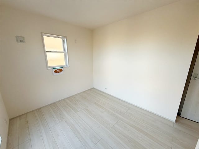 バルコニーにも面していないので、お子さんの子供部屋にして頂けると安全かなと思います。