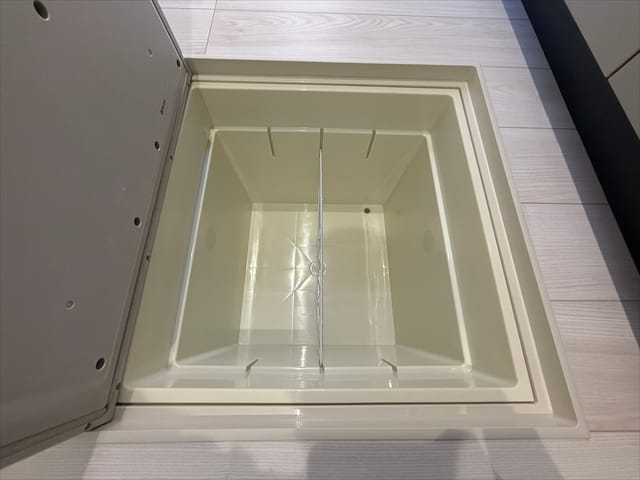 便利な床下収納もございます。お子さんにはあげられないたかーいチョコレートはここに入れときましょう。取り出す際にジェームズ・ボンドのように慎重に・・・