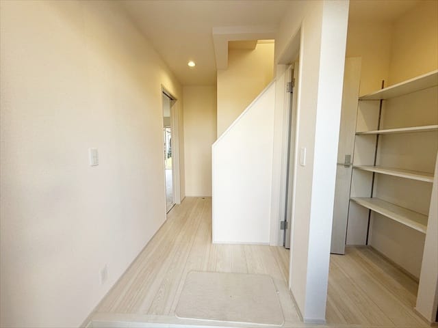 玄関はとても開放的なスペースとなっております。