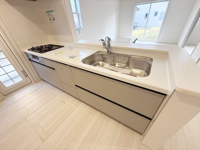 ここでお料理をしているときにリビングでゴロゴロしているご主人様に目で圧力をかけることも出来ます。