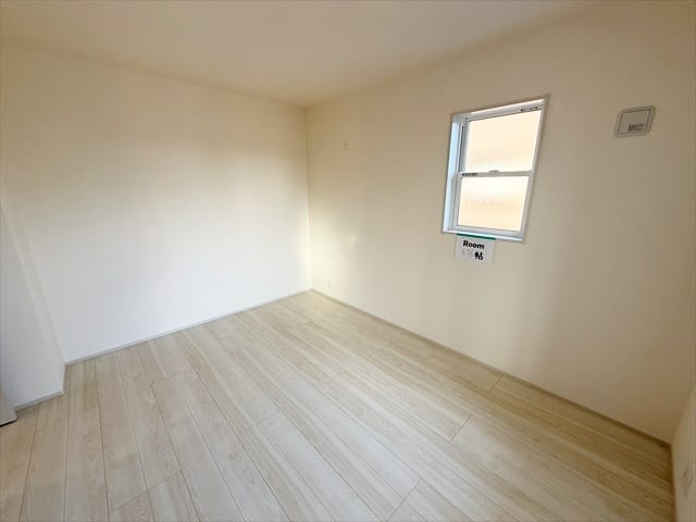 こちらのお部屋からもバルコニーに出られます。少し外の空気を吸いたい時などはここで気分転換が出来ますね。これからの時期は寒いですけど、それがまた気持ちいいんですよね。