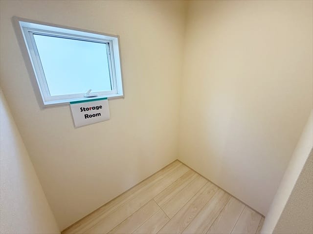 2階の廊下にはストレージルームという収納スペースがございます。普段使わない家電などを収納しておくことが出来ますね。