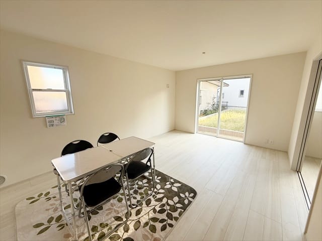 子供たちが走り回って・・・あ、転んだ。