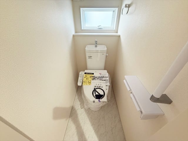 1階のトイレは玄関の近くにありますので、駆け込みトイレが多い方には嬉しいですね。(私もその1人)