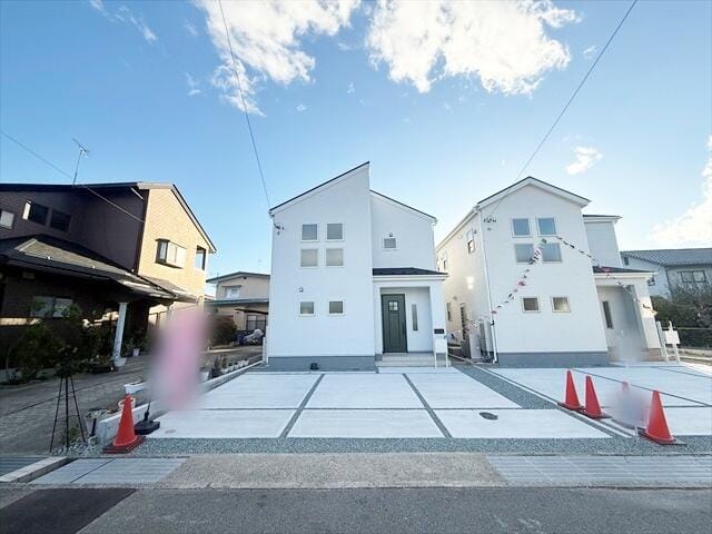 こうして見てみると外観のデザインが素敵なお家に住みたいですよ