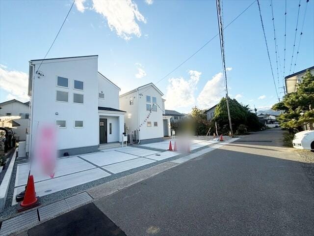 前面道路の幅員は4.2mほどございます。とても広いわけではな