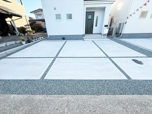 駐車スペースは2台分ございます。(大きなアメ車とかだと・・・