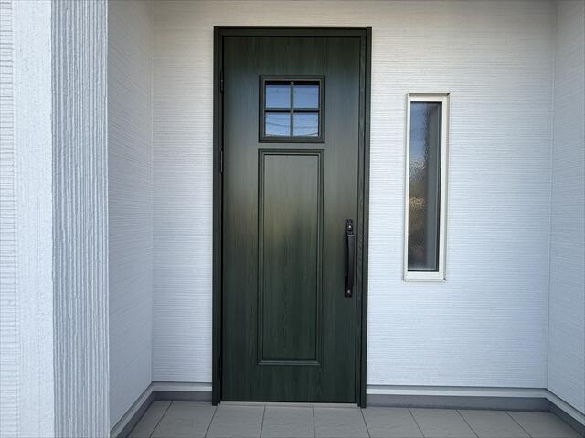 玄関扉もオシャレなデザインですね。家に帰ってきて一番最初に目