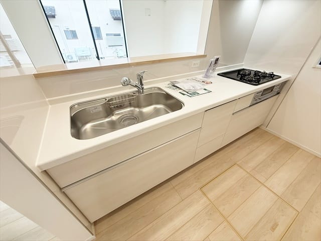 リビングでご主人様とお子さんがバタバタ走り回り始めたらここからにらみつけることも出来ます。それが対面キッチンの最大の魅力です。