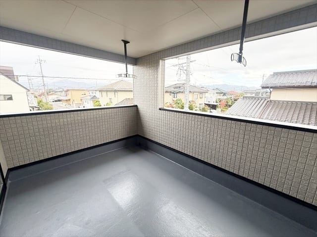 私が来た時は若干晴れていたのに、バルコニーを撮る時にはもうこんなぐずついてお天気・・・ぜひお天気の良い日に実際にご覧頂ければと思います。その日の私の雨男ぶりは・・・なんとかします!(笑)