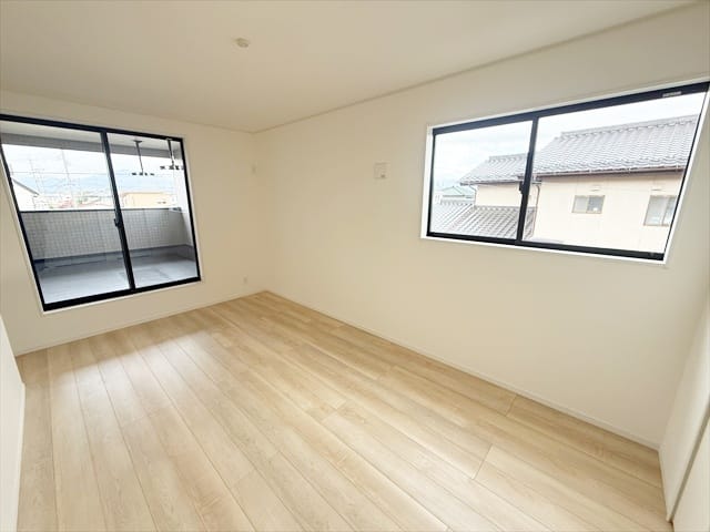 南側には大きな窓、東側はバルコニーですので、とても明るいお部屋です。