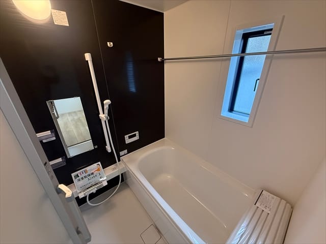 足を伸ばして寛げるお風呂です。お父さんの長風呂がさらに長風呂になってしまうかもしれません・・・許してあげてください・・・