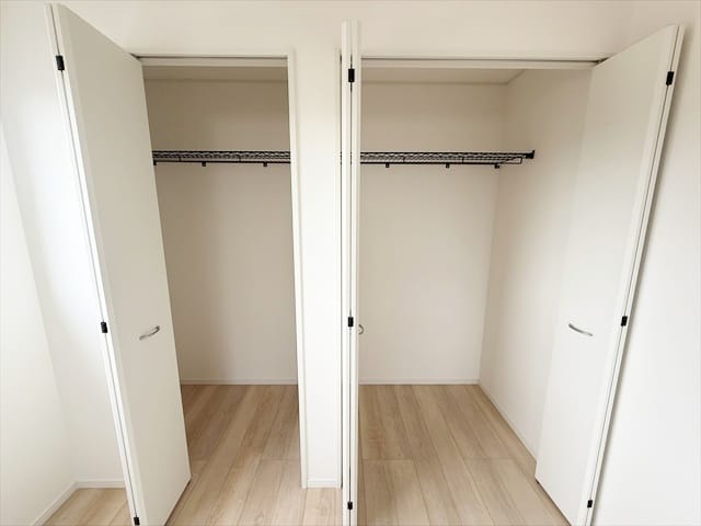 主寝室ですので収納スペースも大容量です。でも・・・奥様のコートに譲ってあげるといいかもしれません。