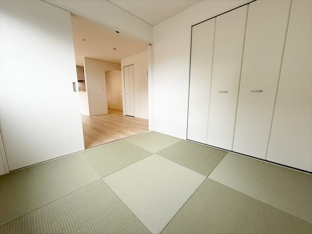 リビングに隣接する形で4.5帖の和室がございます。食後のお昼寝にぴったりの場所です。見ているだけで眠くなります。。。