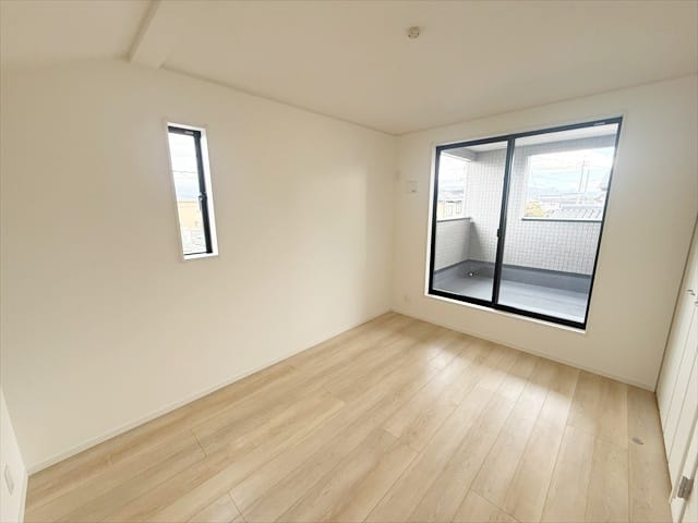 こちらのお部屋からもバルコニーに出られます。