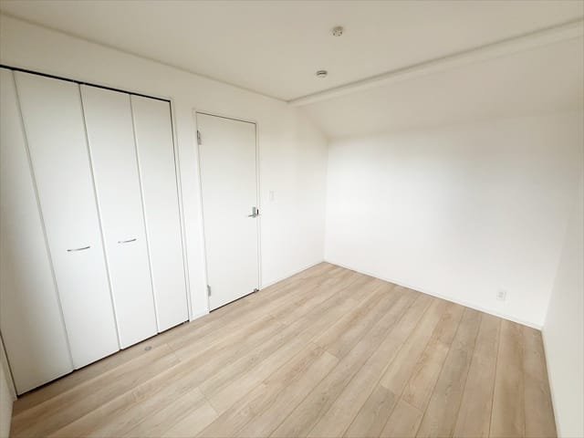 最後のお部屋は東側の6帖の洋室です。