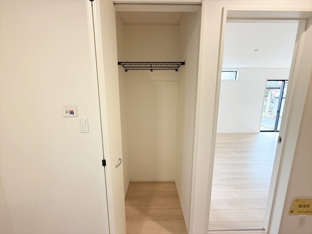 玄関にはクローゼットもありますので、コートやお子さんの雨合羽などをかけておくことが出来ます。雨合羽の場合は下がビショビショにならないようにだけお気を付けください。