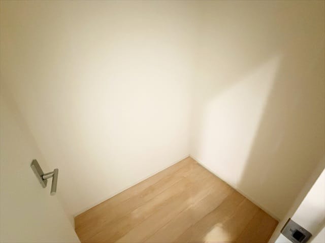 2階の廊下に大容量の納戸スペースがあります。ご主人様が衝動買いしてしまったガンプラを隠しておく場所にどうでしょうか。ただ階段に近い場所ですので、バレるのは時間の問題かもしれません・・・