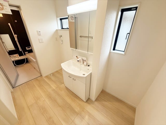 こちらの物件は他の物件と比べて脱衣所のスペースが広く作られております。タオルや着替えなどを置いておく棚も設置出来ますね。