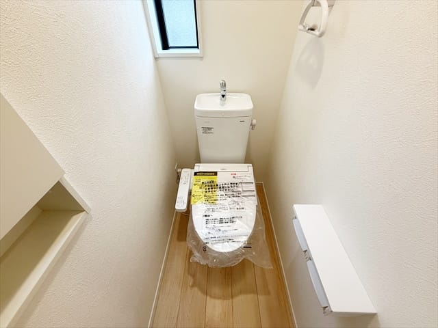 「お父さんトイレ長すぎ!」となった際は2階にもトイレがありますのでこちらへ。