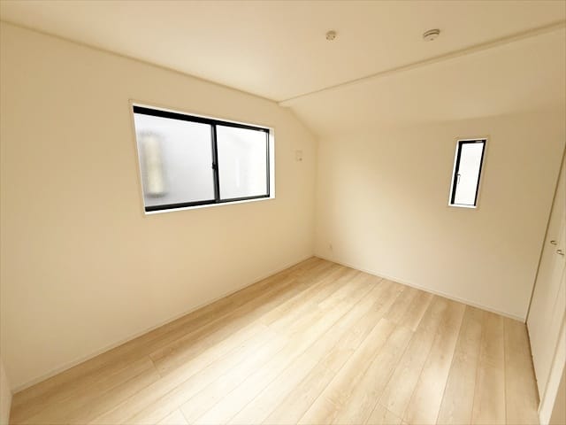 窓もあり開放的なお部屋です。