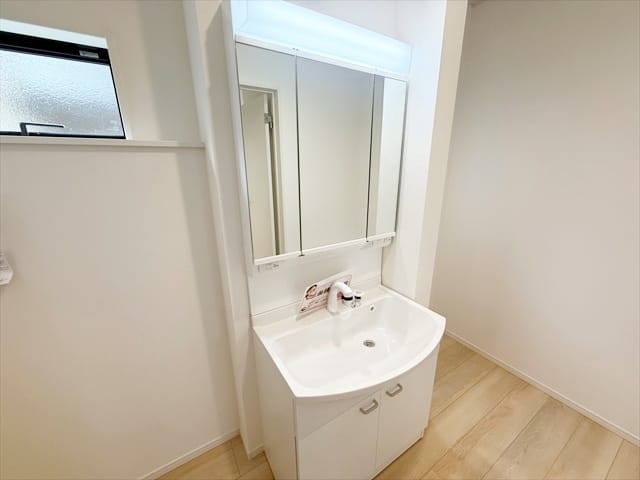 洗面台は鏡が大きく使いやすそうです。