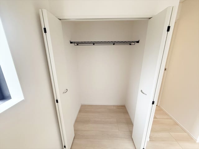 収納スペースも大容量です。ご主人様のスーツもズラッと並べて保管することが出来ますね。