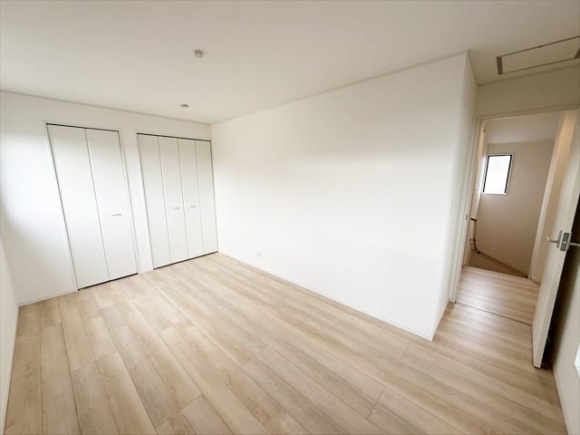 2階で一番広い洋室は8帖の洋室です。こちらが主寝室になるかなと思います。