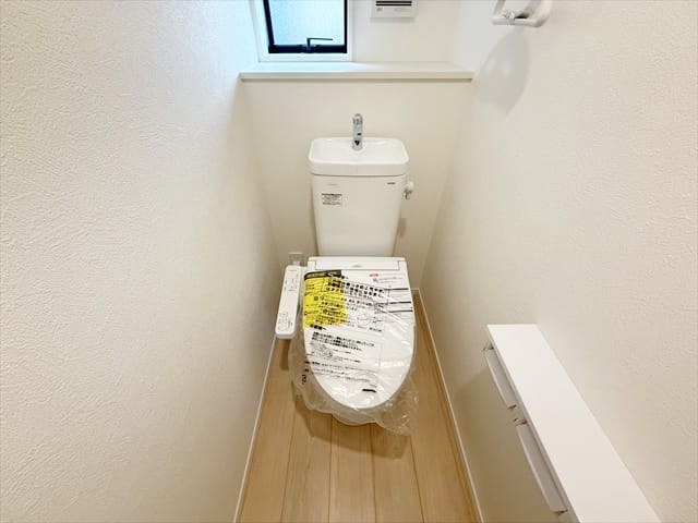 1階のトイレは階段の下にございます。