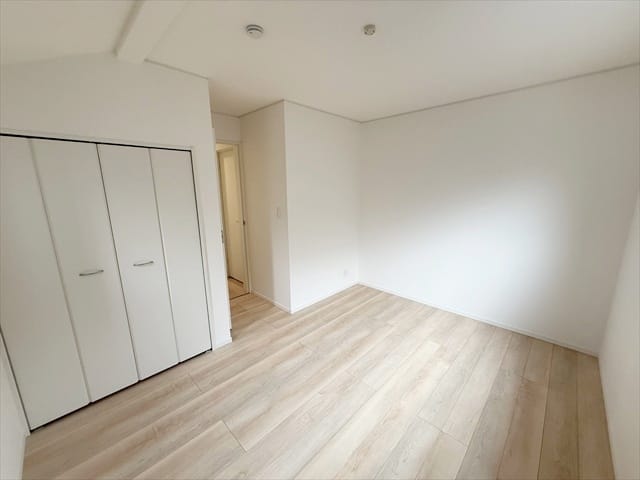 一番西側のお部屋は6.5帖の洋室です。