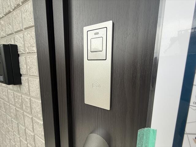 カードキーのタッチで玄関のドアを開けられるようです。「あれ、