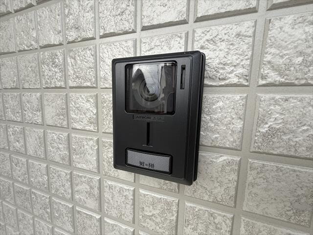 私は以前、インターホンが鳴ってモニターで見たら怪しげなおじさ