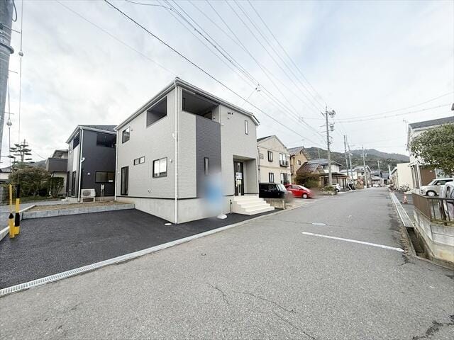 前面道路の幅員は5.9mございます。車通りは30分に2~3台