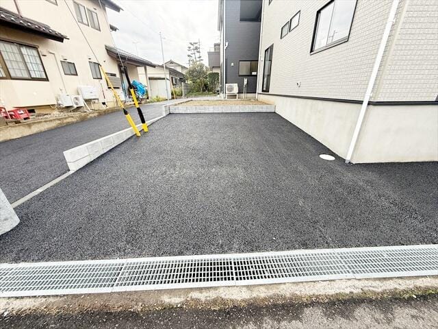 駐車スペースは並列で2台分ございます。でっかいアメ車だと・・