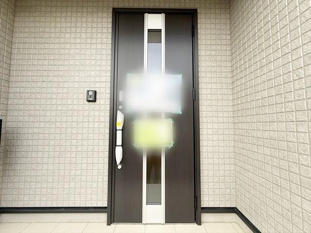 玄関扉もオシャレですね。