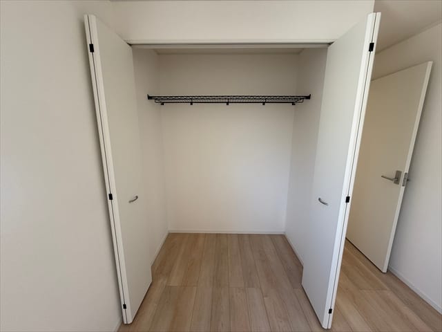 大きなクローゼットもついていますので、いつ着るか分かんないコートも一旦かけときましょう!