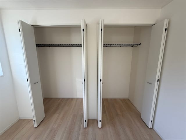 奥様の大量のコートの保管にも、お子さんのかくれんぼ会場にもマルチに活躍してくれるクローゼットです。