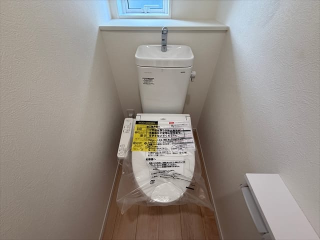 1階トイレは玄関から近いので、ギリギリで帰宅した際も安心(?)です。