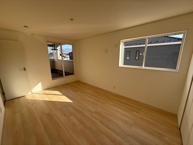 大きなベッドも置けますので、寝相が悪い方でも朝ベッドの下にいるということはなくなりそうです。