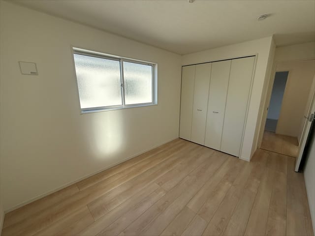 まずは6.5帖の洋室からでございます。