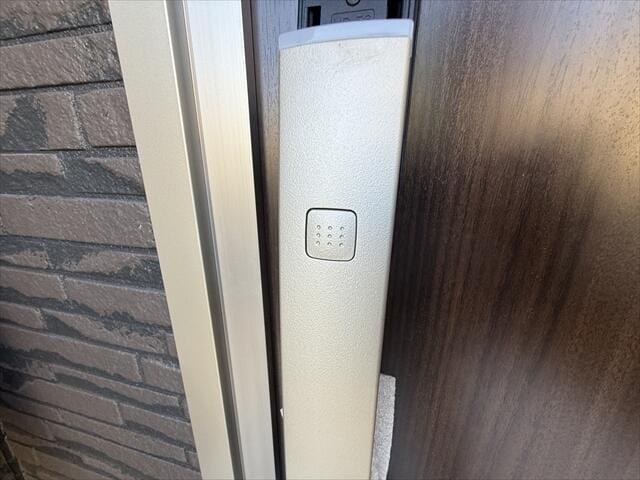 カードキーでピッ!で鍵を開けられる便利な代物です。