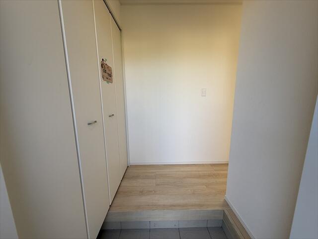 玄関スペースは広いので、お父さんが革靴のひもを結んでる横をお