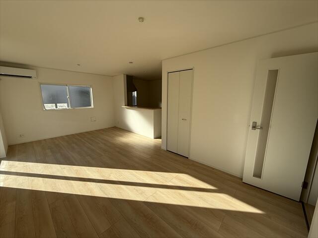 リビングは広々18.2帖!yogiboを4つくらい置けるんで