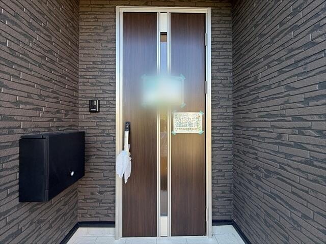 玄関扉も外壁にマッチした素敵なデザインですね。