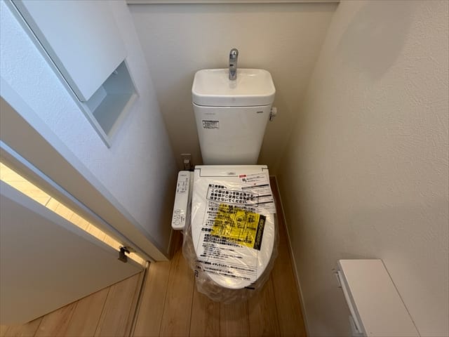 朝お父さんのトイレが長かったらこちらを利用してください。2階のトイレはそういう時に便利です。